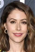 Amanda Crew (Movie Actress) - Age, Birthday, Bio, Facts, Family, Net Worth, Height & More