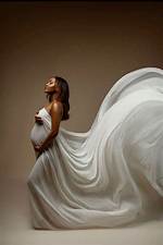 Stunning Pregnancy Photoshoot: Noa Argamani Captivates